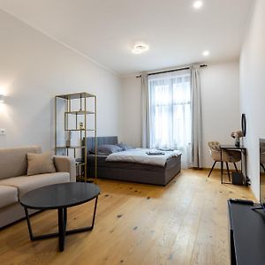 Dale Apartment Smichov Riverside - Metro Andel