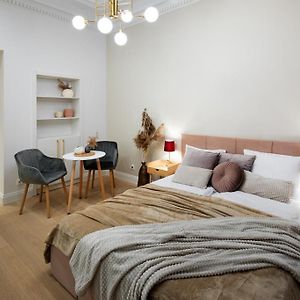 Raina Boulevard Exclusive Design Apartments By The Park