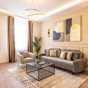 Luxury & Classy Central Apartment With 3Bedrm, 2Bathrm