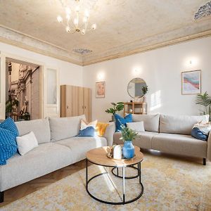 Comfy Downtown Hideaway With Urban Touch