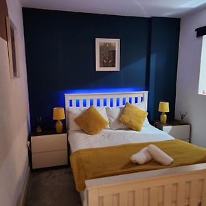 Stylish One Bedroom City Centre Apartment With Free Parking