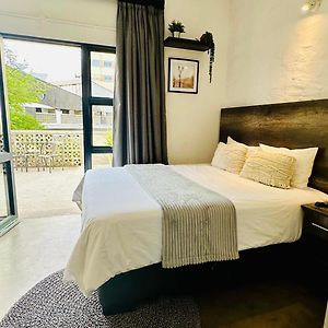 City Living Apartment 119 - Washer, 4K Tv, Fast Wifi, & Sunny Balcony