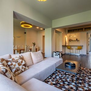 Modern Yet Rustic Style City Centre Apt 2Br/2Bth