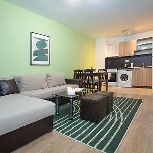 Modern And Bright Apartments Near Center - Free Parking
