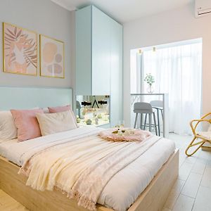 Downtown Studios - Your Modern Escape Near Ateneul Roman