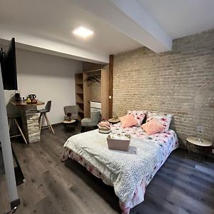 Studio Lit King-Size