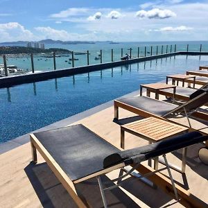 Base Central Pattaya Quiet King-Bed With Infinity Pool & Free Netflix
