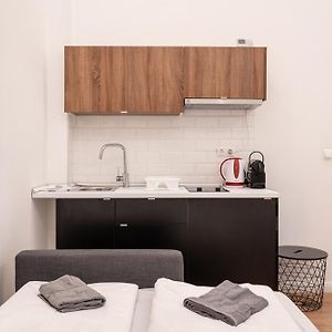 Studio Lit King-Size