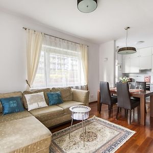 M&R Apartament Airport&Business Marina Mokotow - 4 People - Parking - Fast Wifi - Netflix - Self Check-In - Terrace - Guarded Estate - Gramophone - 6 Min From Chopin Airport