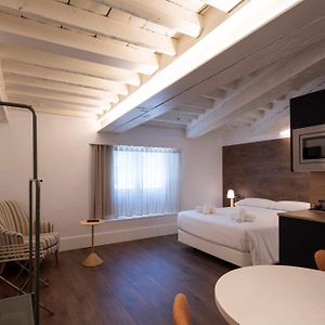 Studio Lit King-Size