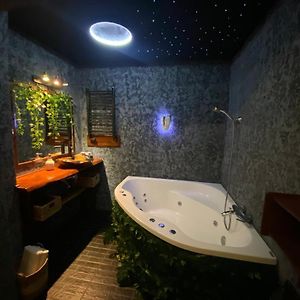 Tropicana Jacuzzi Apartment