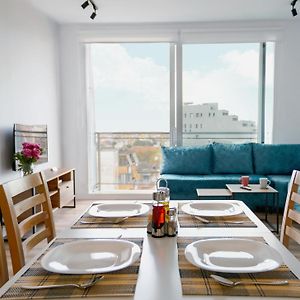 Urban Serenity City Skyline View Apartment 1