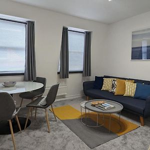 Charming & Quaint Old Compton Apartamento - Quiet Guests Only Allowed, No Parties Allowed, Over 25 Years Old Or Families