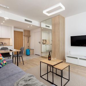 Aleja Solidarnosci 60B By Noclegi Renters