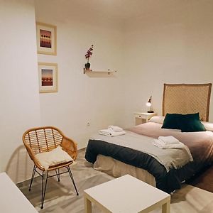 Studio Lit Queen-Size