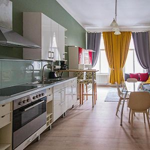 Modern Cozy Apartment By Ruterra