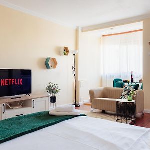 Studio Lit King-Size