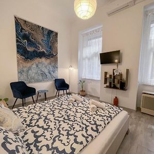 Free Parking, Downtown Apartment Near New York Cafe
