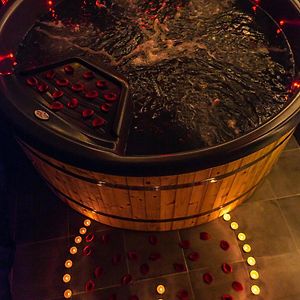 Playroom Xxl Loft Love Room Avec Espace Spa Terrasse Vue Sur Les Toits Salle De Jeux Pour Adultes Libourne Centre 10 Min De St Emilion Proche Bordeaux