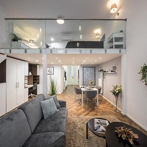 d.Five Riverside Suite