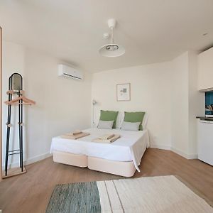 Studio Lit King-Size
