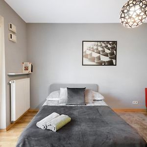 Clicktheflat Artistic Estate Apartment