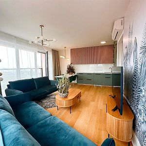 Luxurious Brand New Free Parking Apartment