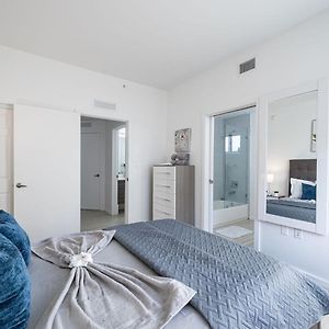 Subtle 2 Bed In Edgewater Downtown With Free Parking