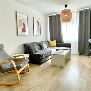 Spacious, Sunny Flat By City Of Arts & Sciences