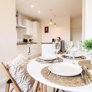 Right By Oval Station 2-Bed Flat ! Free Wifi!