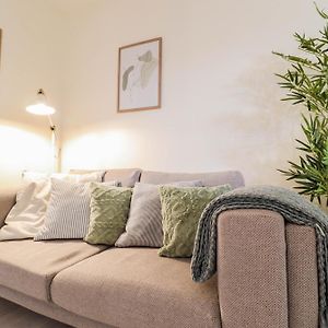 Beautiful 2-Bedroom Flat Just Steps From Oval Station