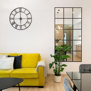 Beautiful Apartment With 2 Bedrooms For 7 Guests, Jewish District