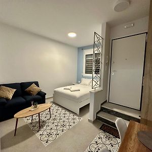 Studio Lit King-Size