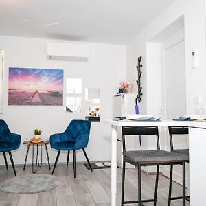 Blue Apartment With Free Parking