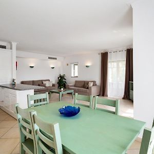 Appartement à 3 Chambres à Coucher