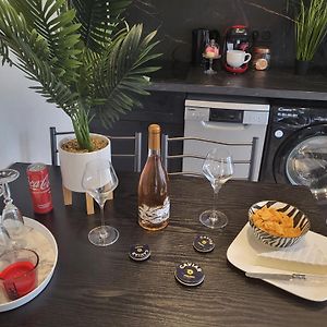 T2 Neuf Centre Ville Saint Raphael Avec Terrasse Et Parking Gratuit, Kit Linge Et Serviettes Offerts ,Pres De La Plage Et Commerces!