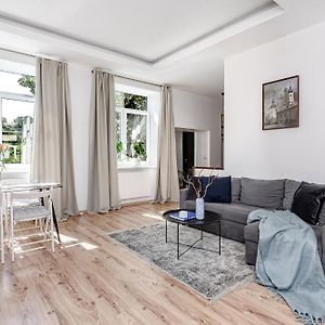 Spacious City Centre Apartment With Parking Self Check-In