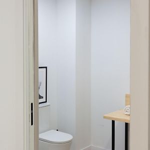 Studio Lit Queen-Size