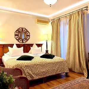 Terrace Arc de Triomphe Boutique