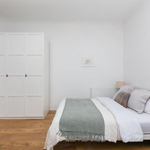 Light Filled Studio With View Of Regents Park