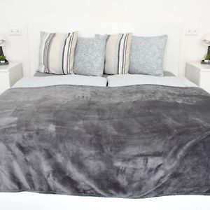 Studio Lit King-Size