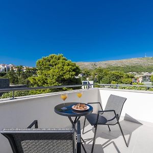 Apartment & Rooms Primi With Free Parking