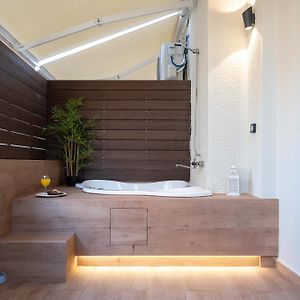 Studio Lit Queen-Size