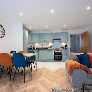 The Chaucer - Modern 3 Bed Home With Parking Close To City Centre