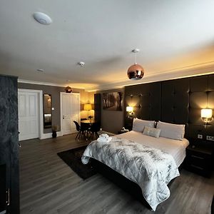 Studio Lit King-Size