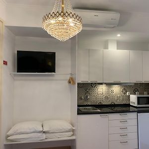 Studio Lit King-Size