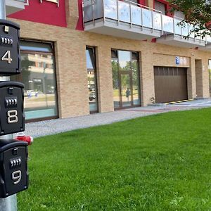New Cozy 2 Room Pink Apartment Bratislava 058
