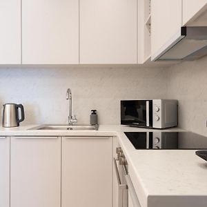 Newly Renovated 2 Bedroom Apartment, 5Min To Metro