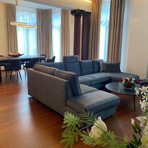 Botanique Suites Airbnb, Antwerp