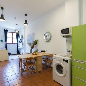 Host Wise - Cozy Sunny Flats - Ace Location